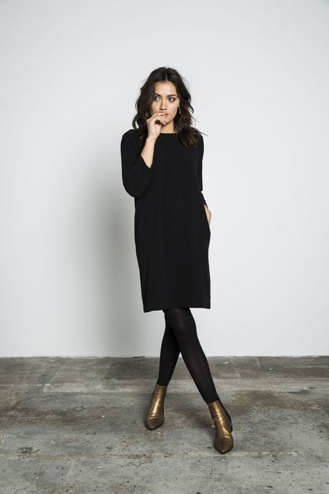 black sweater dress, leggings, bronze boots. △@BIBIJOUX Minimalisticky Chic, Sweater Dress Leggings, Sweater Couple, Minimalist Moda, Dress Leggings, Gold Boots, Woman In Black, Black Sweater Dress, Cardigan Outfits