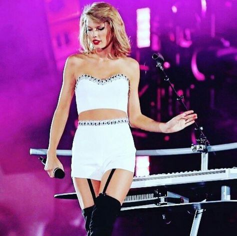 Taylor Swift y the 1989 world tour imagen en We Heart It 1989 World Tour, Taylor Swift News, Taylor Swift Legs, 1989 Tour, Taylor Swift Web, Taylor Swift Fearless, Swift Photo, Taylor Swift Outfits, Taylor Swift 1989