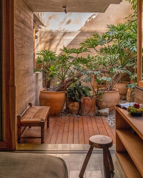 R'el Dade + Marcus Lloyd on Instagram: "Now on the blog, our beautiful stay @escondidooaxaca" Mexican House Design, Mexican Backyard, Hacienda Mexico, Mediterranean Patio Ideas, Hacienda Style Home, Mexican Courtyard, Modern Mexican Home, Mexican Interior Design, Modern Hacienda