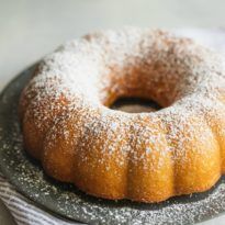 HOT MILK CAKE If you’re looking for the fluffy, perfect vanilla-scented cake your grandma (and mine) used to make, this recipe for Hot Milk Cake is definitely the one. Made with scalded milk, this lovely, old-fashioned cake is soft, sweet, and absolutely foolproof. Perfect Vanilla Cake, Hot Milk Cake, Semolina Cake, Coconut Caramel, Milk Cake, Warm Cake, Bundt Cakes, Food Test, Breakfast Cake