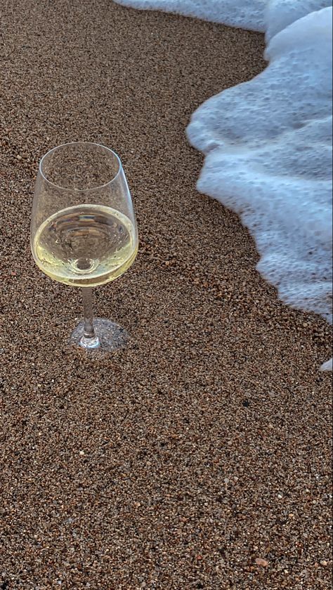 #vine #sea #beach #playa Beach Wine Aesthetic, Drink Beach Aesthetic, Wine At The Beach, Clara Core, Wine On The Beach, Fresh Drink, Sea Pictures, Instagram Profil, Fresh Drinks