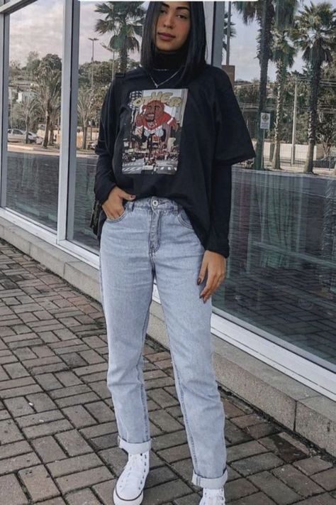 Tshirt And Turtleneck Outfit, Turtleneck And Tshirt, Black Tshirt Outfit, Oversize Tshirt Outfits, Turtleneck Outfit, Shotting Photo, Look Retro, Tomboy Style Outfits, Minimalism Interior