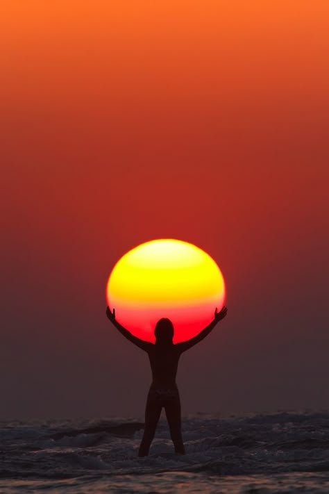 Camera Canon EOS 5D Mark II  Focal Length 600mm  Shutter Speed 1/250 sec  Aperture f/f/11  ISO/Film 200  Copyright Anton Jankovoy Photography Silhouette, Beach Foto, Sun Photography, Praise The Sun, Surya Namaskar, Foto Tips, Sun Sets, Yoga Photography, Sunset Beach