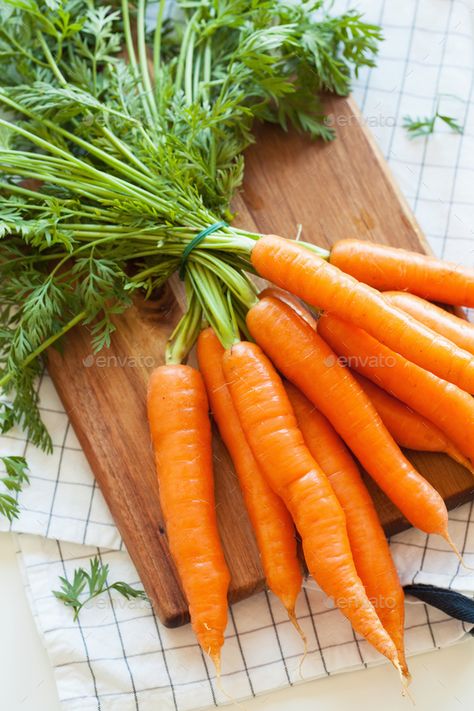 Italian Chicken Cacciatore, Carrot Pancakes, Colorful Carrots, Carrot Vegetable, Yogurt Recipe, Raw Carrots, Chicken Cacciatore, Vegetarian Recipe, Wooden Chopping Boards