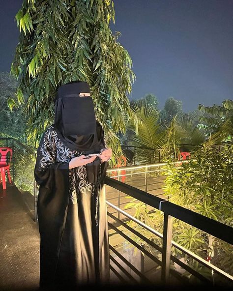 Abaya Girl Snaps, Borkha Pora Pic, Naqab Dp, Borka Girl, Niqabi Girl, Girly Swag, Pics For Dp, Hijab Aesthetic, Arab Beauty