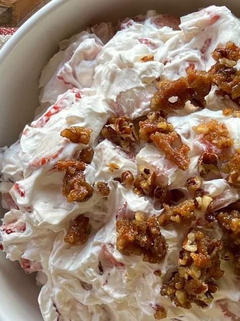 This Strawberry Crack Pretzel Salad has gone viral for good reason. Once you try this you will be wanting more! It's so so GoOd! Strawberry Pretzel Jello Salad, Strawberry Pretzel Salad Recipe, Pretzel Dessert, Volunteer Ideas, Pretzel Desserts, Fruit Desert, Air Fryer Recipes Appetizers, Strawberry Pretzel Salad, Pretzel Salad