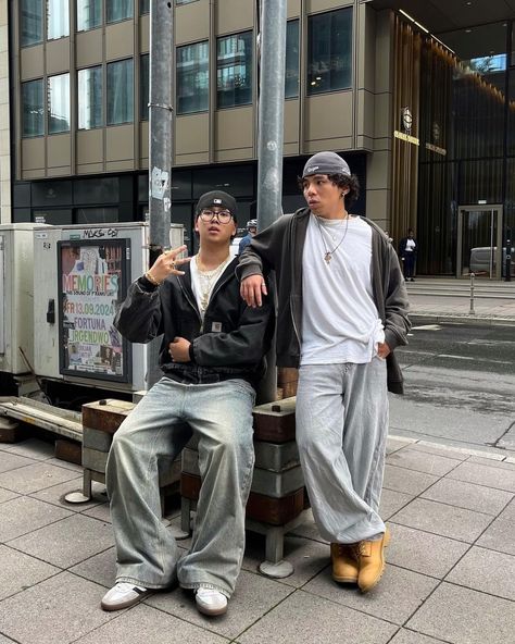 Fit Pics Poses, Photo A 2, Fit Pic Poses, Streetwear Fashion Japan, Foto Streetwear, Hard Outfits, Pose With Friends, Man Ootd, Friends Photoshoot