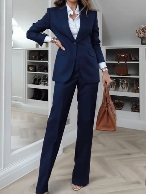 Pant Suit Outfit Classy, Formal Suits For Women Business Professional, Stylish Business Attire Women Skirts, Navy Blue Woman Suit, Blue Formal Suit For Women, Dark Blue Business Outfit, Blazer Outfits Formal Women, Navy Suit Women Outfit, Navy Suit Outfits Women