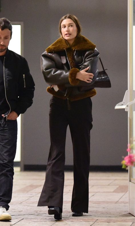 Hailey Bieber Style Jeans, Hailey Bieber Glam Outfits, Acne Leather Jacket, Autumn Outfit Casual, Wedding Leather Jacket, Shearling Jacket Outfit, Bieber Wedding, Hailey Bieber Wedding, Comfortable Fall Outfits