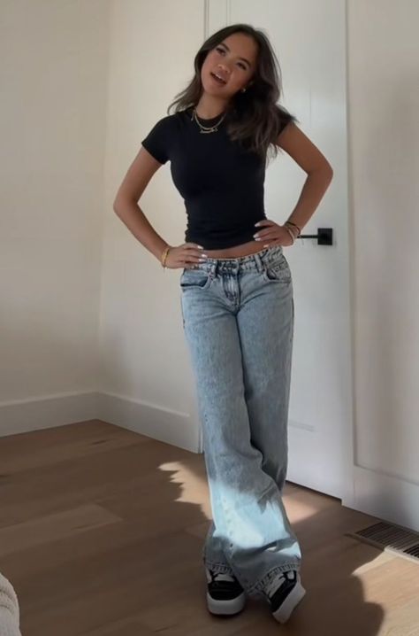 Outfits Inspo For College, How To Wear Outfits For School, Basic Top And Jeans Outfit, Short Sleeve Shirt And Jeans Outfit, School Clothes 2024, School Outfit Inspo 2024, School Outfits Short Sleeve, Outfit Inspo For Back To School, Outfit For Back To School