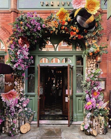 The Ivy Cafe,London, England _ photo by mylittleworld/ Instagram _ likefairytales I via tumblr # Coffeeshop # Traveling # The Ivy Cafe # UK # Gorgeous # Elegance # The Floral Doors # Floral Arrangements # London # Beautiful Beauty # Floral Entrances # Floral COFFEESHOPS #aesthetic Ivy Cafe, Restaurant Design Inspiration, Cafe London, Doorway Decor, London Cafe, Storefront Design, Cafe Door, Flower Store, Flower Arrangements Simple