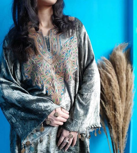 Pheran Kashmiri Dress, Tilla Work Embroidery, Kashmiri Dress, Kashmiri Suits, Velvet Suit Design, Women Trousers Design, Pakistan Dress, Embroidery Fashion Detail, Velvet Dress Designs