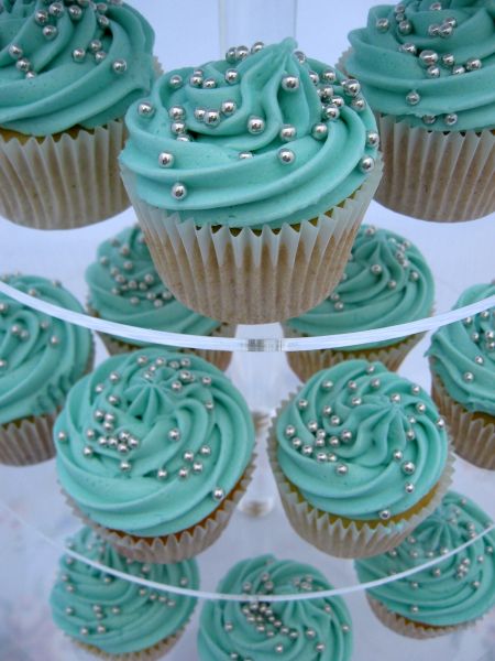 Tiffany Birthday, Theme Cupcakes, Tiffany Bridal Shower, Bridal Shower Cupcakes, Tiffany Party, Wedding Cakes Blue, Gateaux Cake, Beach Ideas, Wedding Cakes With Cupcakes