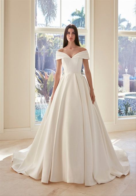 80 vestidos de novia sencillos 2020: románticos y muy seductores Royal Wedding Gowns, Satin Ball Gown, Wedding Gown Styles, Off Shoulder Wedding Dress, Dress Train, Royal Wedding Dress, Pretty Wedding Dresses, Couture Wedding Gowns, Silk Wedding Dress