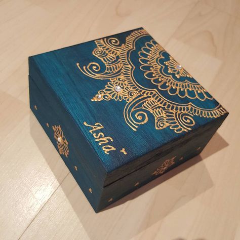 Personalised Jewellery Box wedding gift #eid #eidmubarak #giftideas #mehndi #candles #candle #candlegift #candlelight #mehndiparty… Mehndi Plate, Gold Henna, Henna Mandala, Painted Jewelry Boxes, Painted Wooden Boxes, Blue Mandala, Jewelry Box Diy, Personalized Jewelry Box, Painted Jewelry