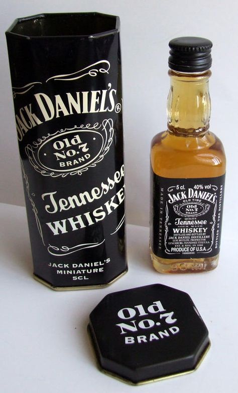 Jack Daniel's mini Bottles Of Liquor, Home Made Beer, Jack And Coke, Jack Daniels Distillery, Whiskey Distillery, Mini Wine Bottles, Miniature Bottles, Jack Daniel, Beer Packaging