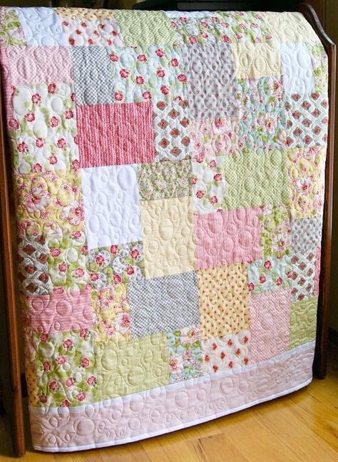 Pastel Quilts, Antique Quilts Patterns, Vintage Baby Quilt, Beginner Quilting Projects, Scrappy Patchwork, Shabby Chic Quilts, Patchwork Projects, Chic Quilts, Homemade Quilts