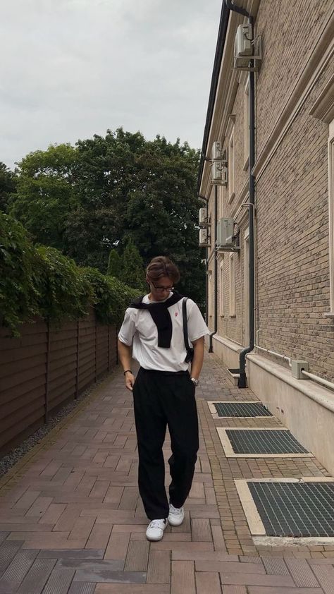 Outfits Hombre Elegante Casual, Chinos Men Outfit, Neutral Color Outfits, Minimal Streetwear, White Shirt Outfits, Shirt Outfit Men, Color Outfits, Cream Trousers, Classy Outfits Men