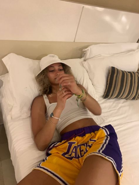 Summer Hotel Outfit, Lazy Shorts Outfit, Room Pics Aesthetic, Comfy Outfits Lazy Shorts, Hotel Room Pics, Lulu Shorts Outfit, Lazy Summer Outfit, Chill Summer Outfit, Lakers Outfit