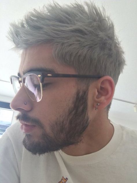 Pin for Later: See Which Celebrities Revealed Major Hair Changes on Instagram Zayn Malik The soulful singer shared a silver-haired selfie with his Twitter followers. Silver Hair Men, Gambar One Direction, Grey Hair Dye, Very Important Person, Zayn Malik Pics, Trey Songz, G Eazy, Corte De Cabelo Masculino, Big Sean