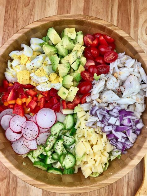 Crab Cobb Salad, Salad Presentation Ideas, Crab Louie Salad Recipe, Crab Louie Salad, Pescatarian Dishes, Cobb Salad Dressing, Crab Louie, Pescetarian Diet, Salad Presentation