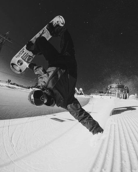 Cool Snowboarding Pictures, Snowboarding Reference, Winter Sports Aesthetic, Snowboard Photoshoot, Snow Boarding Aesthetic, Snowboard Pics, Snowboard Photography, Snowboard Fit, Snowboarding Art