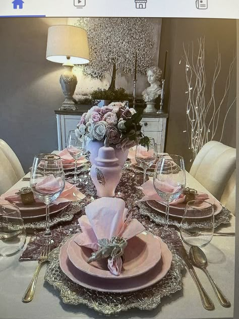 Room Table Decor, Dining Room Table Decor, Table Setting Decor, Dinner Table Setting, Pink Christmas Decorations, Dinner Table Decor, Beautiful Table Settings, Luxury Dining Room, Table Scapes