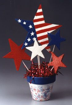 Patriotic Starburst Bouquet: Celebrate your patriotism with this Red, White, and Blue craft project. This festive bouquet makes a great quick and easy Fourth of July decoration or the perfect outdoor picnic table decoration. Patriotic Centerpieces, Patriotic Diy, Red White And Blue Stars, Fourth Of July Decorations, 4th July Crafts, 13 November, July Ideas, Blue Crafts, July Wreath