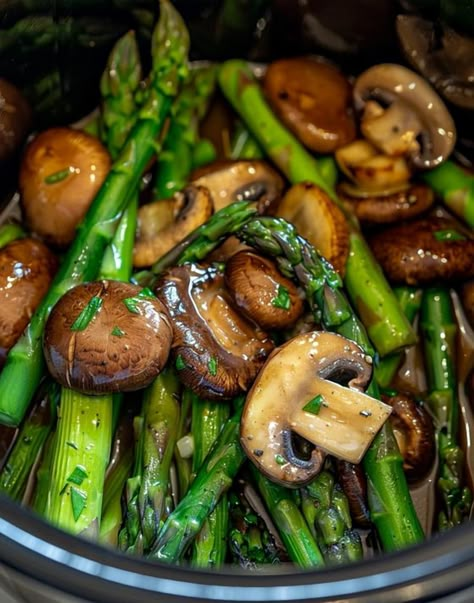 Prepare to be amazed by the flavor! My whole family found it delightful and distinct. Sautéed Asparagus, Sauteed Asparagus, Recipe Asparagus, Spring Side Dishes, Cook Asparagus, Saute Asparagus, Easy Asparagus Recipes, Brunch Easter, Asparagus And Mushrooms