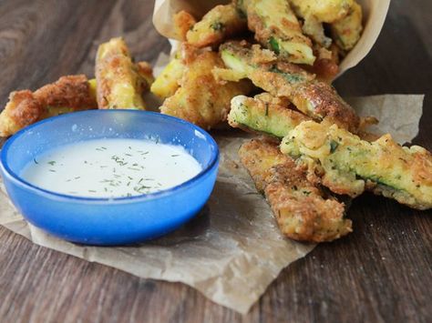 Ranch Fried Zucchini. @Betty Crocker 2012 Year in Review Fan Favorite. "Blogger Brooke McLay from Cheeky Kitchen dips zucchini in a ranch-style batter that fries up crispy and splendidly tasty....." Fried Zucchini Recipes, Fried Zucchini, Bisquick Recipes, Zucchini Fries, Fried Vegetables, Think Food, Zucchini Recipes, Veggie Sides, Fried Food