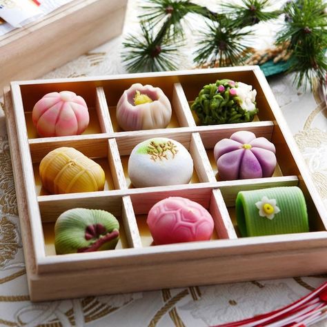 Learn How to Make Traditional Japanese Sweets in Kyoto! Snacks Japonais, Korean Food Recipes, Wagashi Art, Desserts Japonais, حلويات عربية, Japanese Wagashi, Japanese Sweets Wagashi, Japanese Treats, Japanese Cake