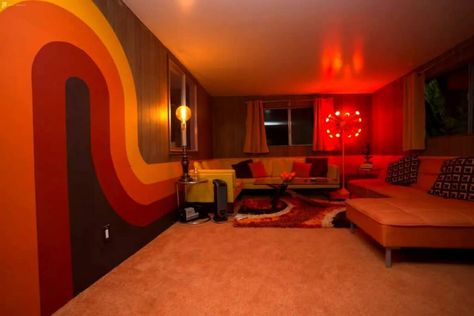 70s Photoshoot Ideas, 70s Themed Bedroom, Interesting Photoshoot, Motel Photoshoot, Edgy Photos, Bedroom 70s, 70s Photoshoot, 70s Bedroom, 70s Room