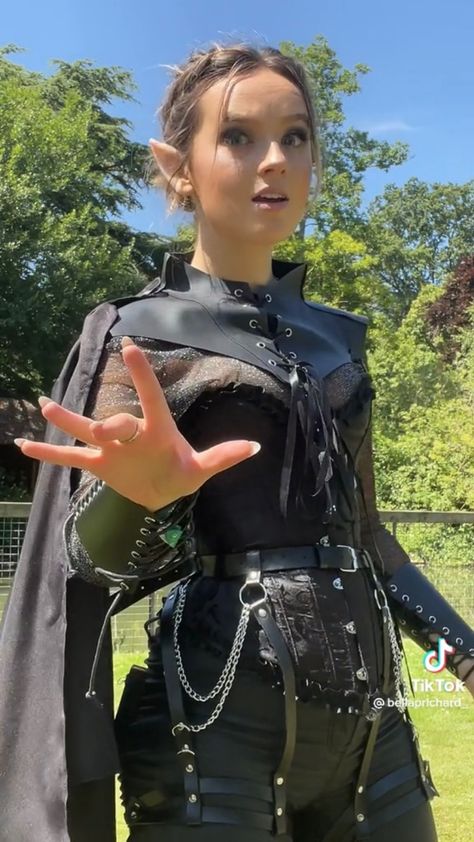 Corset Warrior Outfit, Ren Faire Leather Armor, Assasin Ren Faire, Dark Priestess Costume, Ren Faire Female Rogue, Rouge Cosplay Dnd, Ren Faire Outfits Assassin, Assassin Ren Faire, Valkyrie Ren Faire