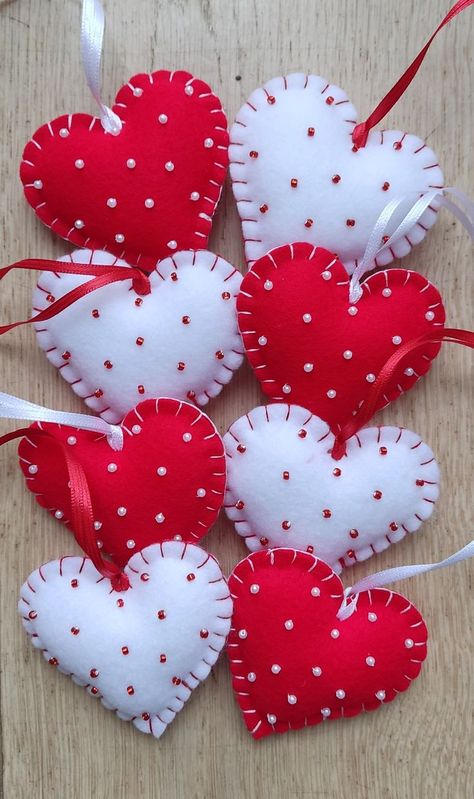 Felt Hearts Diy, Valentine Wreath Craft, Felt Hearts Crafts, Felt Ornaments Diy, Diy Valentines Day Wreath, Diy Valentine's Day Decorations, Felt Toys Patterns, Valentine Embroidery, Felt Crafts Christmas