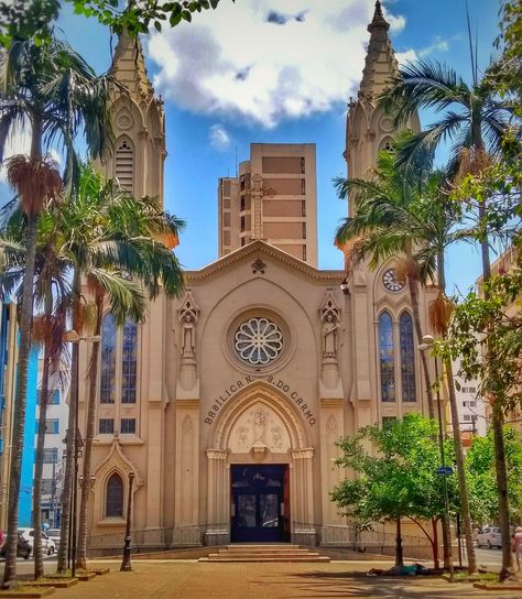 Originalmente a Basilica Nossa Senhora do Carmo era a principal igreja  da cidade e em torno onde se desenvolveu a Cidade de Campinas no interior de São Paulo. A construção do primeiro prédio, bem como a primeira missa foram realizadas em 1774. O fundador da cidade Francisco  Barreto Leme  está enterrado na Basílica. #catolico #campinas #campinascity #interiorsp #brasil #interiorbrasil #bresil #brazil #turismobrasil #turismo #viagem #travel #trip #southamerica #sudamerica #bobnaestrada Brazil, Sao Paulo, Drake, Brazil Cities, Travel Trip, Amazing Photos, Paintball, Cool Photos, Vision Board