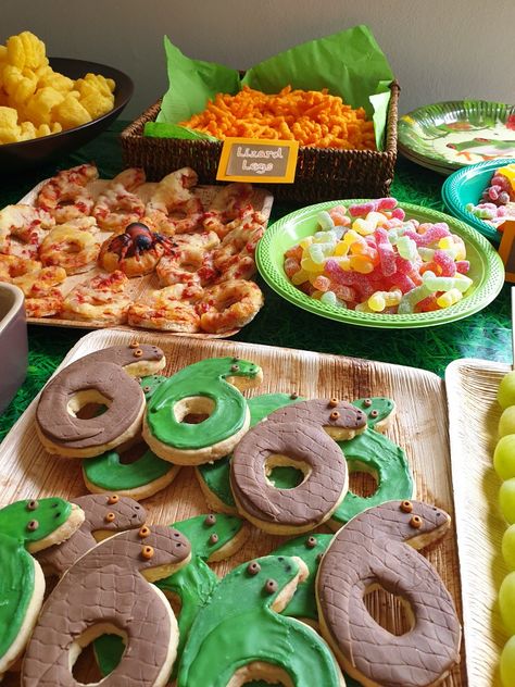 Reptile Birthday Party Food Ideas, Reptile Dessert Table, Reptile Party Food, Reptile Party Activities, Reptile Birthday Party Activities, Reptile Party, Taco Party, Themed Party, Reptiles