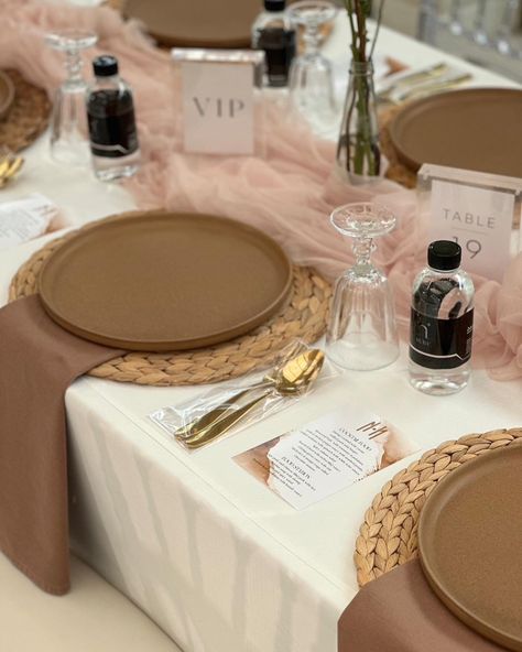 Buffet Theme, Brown Wedding Themes, Food Set Up, Dinner Party Table Settings, White Party Decorations, White Wedding Decorations, Vision Board Party, Birthday Table Decorations, Birthday Dinner Party