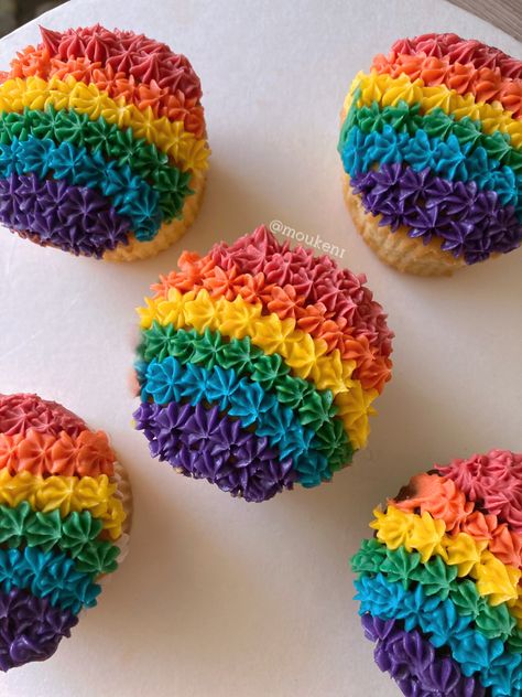 Pride Cupcakes Rainbow Cakes, Lesbian Cupcakes, Lgbtq Cupcakes, Pride Cupcakes Ideas, Pride Dessert Ideas, Pride Party Food, Pride Food Ideas, Pride Month Cake, Pride Cake Ideas