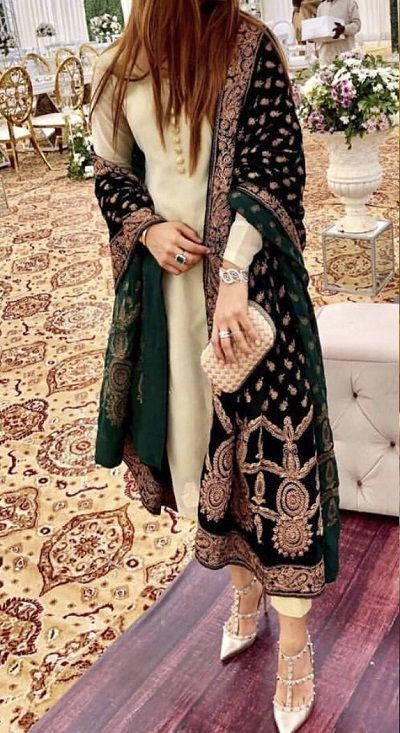 Latest 30 Plain Suit With Heavy Dupatta Set Designs (2021) Dupta Style On Suit, Heavy Pakistani Suits For Wedding, Heavy Dupatta Styling, Heavy Dupatta Suits Party Wear, Formal Indian Suits For Women, How To Wear Dupatta On Suit, Heavy Suits For Wedding, Heavy Pakistani Suits Party Wear, Heavy Dupatta Suits