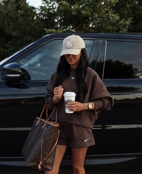 Brown Airport Outfit, Summer Casual Sporty Outfits, Back Packing Outfits, Brown Athleisure Outfit, Sweats Outfit Ideas, Shopping Trip Outfit, Road Trip Aesthetic Outfit, Dad Hat Outfits Women, Brown Aesthetic Outfit