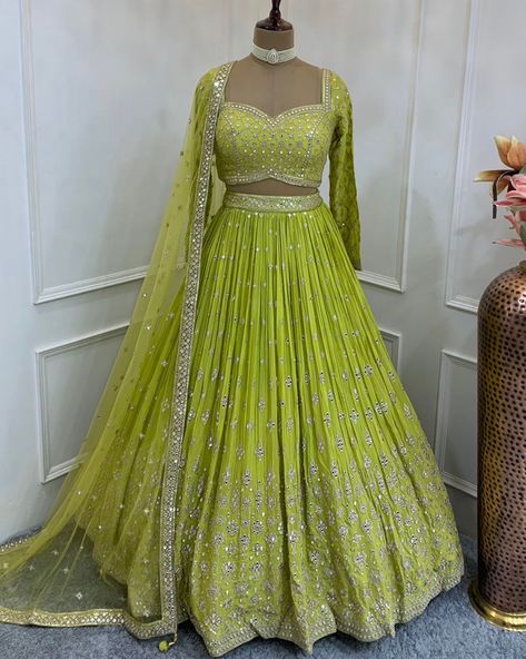 Wedding Lehenga Green, Mehandi Colour Dress, Orange Half Saree, Mehandi Wedding, Lehenga Outfit, Mehandi Dress, Mehandi Outfits, Wedding Lengha, Shadi Dress