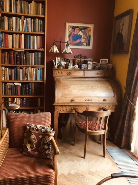 Writer Room Decor, Writing Desk Setup, Vintage Study Table, Desk Things, Vintage Study, Dream Home Library, Boho Apartment, Academia Room, Writers Desk