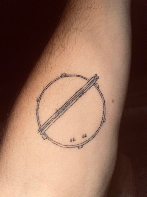 Drum tatto drummer music Simple Drum Tattoo, Drummer Tattoo Ideas Minimalist Style, Marimba Tattoo, Drum Tattoo Ideas For Women, Drum Tattoos For Men, Drumset Tattoo, Drummer Tattoo Ideas, Drums Tattoo Ideas, Snare Drum Tattoo