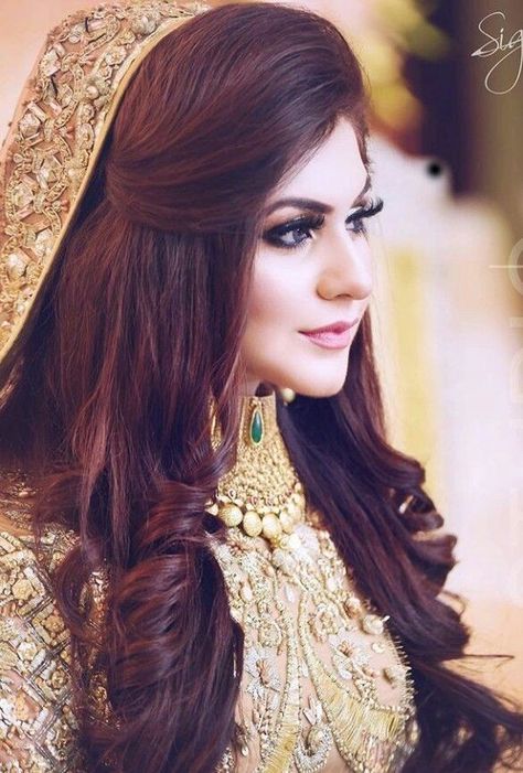 Pakistani Gorgeous Bride #Pakistanibride #Asianbrides #eautifuldress #weddingDress #weddingmakeup Hair Styles With Tikka, Pakistani Bridal Makeup Hairstyles, Wedding Hairstyles Pakistani, Reception Hairstyles, Pakistani Bridal Hairstyles, Hairstyles Pakistani, Dramatic Wedding Makeup, Hair Style On Saree, Open Hair