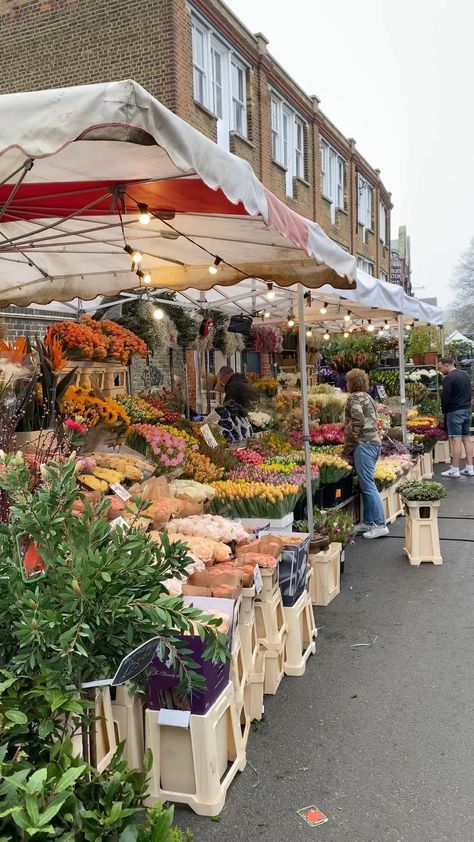 emilyjanejohnston on Instagram: The early bird gets the… flowers! This morning @littlelondonwhispers picked me up at 7am for a quick trip to Columbia Road Flower Market.… Columbia Road Flower Market London, Colombia Road Flower Market, Flower Market London, Patrick Watson, London Ideas, Columbia Road Flower Market, London Market, Columbia Road, Early Bird