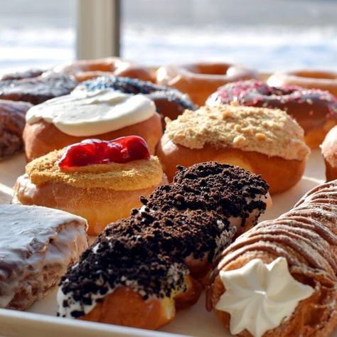 Maple Bacon Donut, Blueberry Cake Donuts, Bacon Donut, Usa Places, Yeast Donuts, Cream Cheese Danish, Butler County, Classic Breakfast, Coffee And Donuts