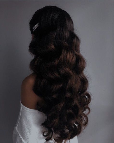 Brown Hair Curls Wedding, Wedding Hairstyles Long Hair Down, Quinceañera Hair, Hair Claim, Pretty Long Hair, Glam Curls, Brushed Out Curls, Bridal Hair Down, Banquet Dress