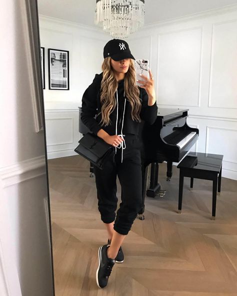 Black Cap Outfit, Cap Women Outfit, Cap Outfits For Women, Black Sweatsuit, Black Sneakers Outfit, Chic Athleisure Outfits, Mia Mia Mine, Ny Outfits, Errands Outfit