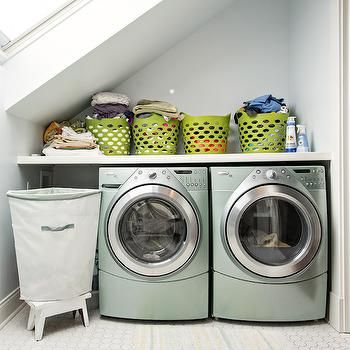 Laundry Room Sloped Ceiling Design Ideas Vintage Tile Floor, Contemporary Laundry Room, Garage Laundry Rooms, Stairs Storage, Angled Ceilings, Attic Bathroom, Bathroom Closet, Attic Spaces, Small Laundry Room