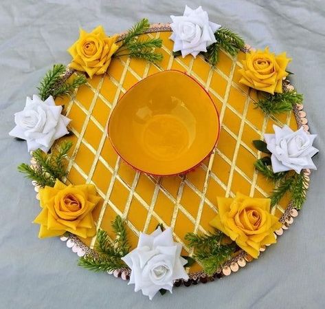 Haldi Tray, Haldi Plate, Haldi Decoration Ideas At Home, Haldi Platter, Haldi Decoration Ideas, Haldi Ceremony Decorations, Wedding Platters, Thali Decoration Ideas, Haldi Function